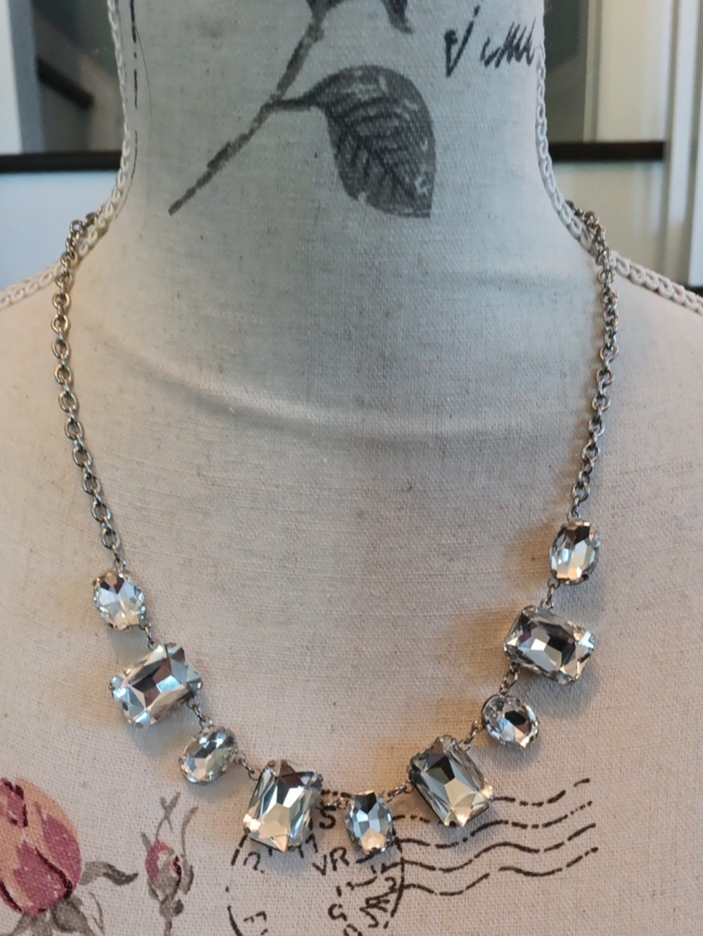 % Sparkling Crystal Statement Necklace